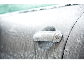 Téli autós tippek uniroyal-frozen-car-door2_1.jpeg