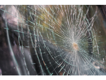 Szélvédőcsere glass-broken-cracks-splinters-front-car-filtered-image_1.jpg