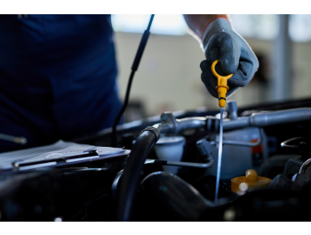 Jó tudni - olajszerviz closeup-auto-repairman-checking-car-oil-workshop_2.jpg